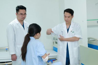 Sau 3 ngày phẫu thuật gãy xương do tai nạn, tay bé gái đã vận động được