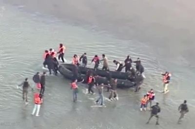 Cảnh sát Pháp ngăn người di cư trái phép vượt Eo biển Manche