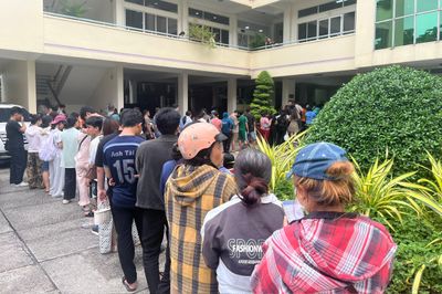 Phụ huynh TP.HCM nghỉ làm, xếp hàng cả buổi chiều để mua SGK cho con