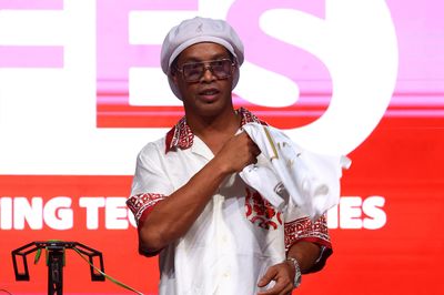 Ronaldinho trở lại sân cỏ ở tuổi 46