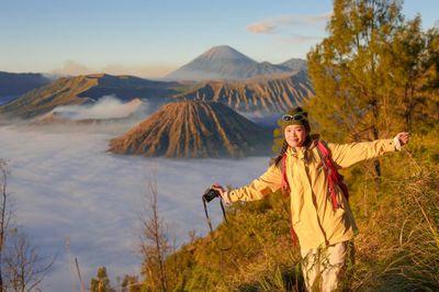 Tôi ngắm bình minh giữa biển mây tại núi lửa Bromo trước khi cháy rừng