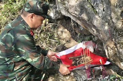 Tìm cho bằng được dù chỉ là mẩu xương hay cái cúc áo