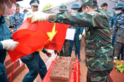 Chiến sĩ Phòng không - Không quân dầm mưa lấy mẫu ADN xác định danh tính liệt sĩ