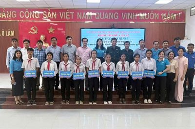 Trao 50 suất học bổng trên quê hương Nữ Anh hùng dân tộc Khmer