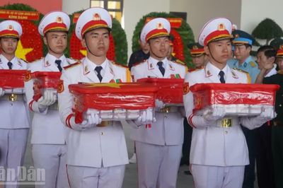 Bộ Tư lệnh Thành phố Hồ Chí Minh đưa mẫu hài cốt liệt sĩ đi giám định ADN