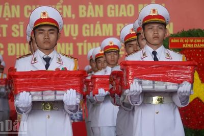 [Ảnh] Hơn 7.000 mẫu hài cốt liệt sĩ tại Thành phố Hồ Chí Minh được đưa đi giám định ADN