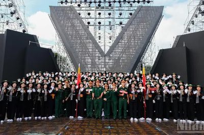 Khối đội hình nữ duyệt hoàn thiện trên sân khấu chính 'Tổ Quốc Trong Tim 2'