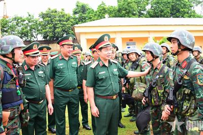 Thượng tướng Đỗ Xuân Tụng kiểm tra sẵn sàng chiến đấu tại Bộ CHQS tỉnh Phú Thọ