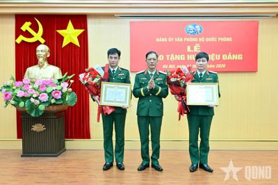 Trao Huy hiệu Đảng tặng các đảng viên thuộc Đảng bộ Văn phòng Bộ Quốc phòng