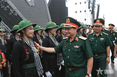 Trung tướng Lê Văn Hướng kiểm tra, động viên các lực lượng luyện tập tham gia chương trình nghệ thuật 'Tổ quốc trong tim'