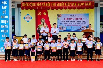 Hơn 1.000 học sinh xã Bà Nà được hỗ trợ sách giáo khoa trong năm học 2026 - 2027