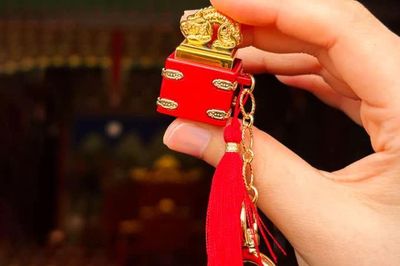 Chuyện gì đang xảy ra với các món phụ kiện 'Ấn chương Hoàng gia'?