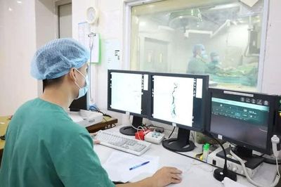 Đau chân và ngực, cụ ông 84 tuổi cùng lúc mắc 3 bệnh mạch máu nguy hiểm