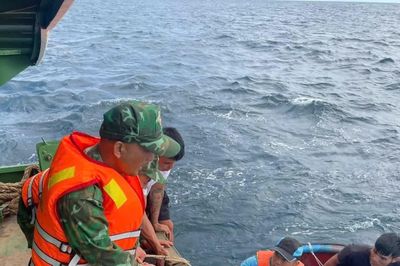 Ứng cứu 12 ngư dân trên tàu cá bị tràn nước, chìm dần ngoài khơi