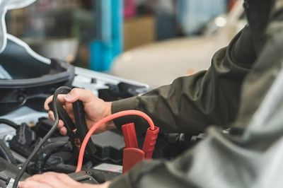 Kiểm tra điều này trước khi câu bình ắc quy xe đời mới để tránh nổ bình và cháy ECU
