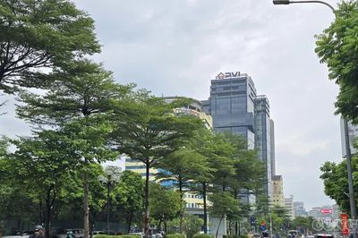 Nhiều 'rốn ngập' Hà Nội bất ngờ thông suốt sau cơn mưa lớn dồn dập