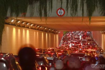 Mưa lớn kéo dài, giao thông Hà Nội ùn ứ giờ tan tầm