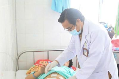 Thiếu niên 15 tuổi bị rách ruột vì đồng nghiệp nghịch dại vòi xịt khí nén