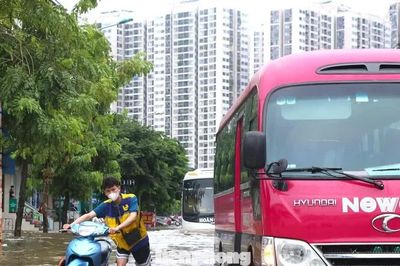 Kiên quyết chặn người và xe qua các điểm ngập sâu tại Hà Nội