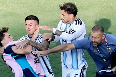 Cái giá cực đắt cho tuyển thủ Argentina quật ngã Garcia, bóp cổ Gavi