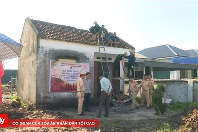 Cán bộ, chiến sĩ CSGT góp hơn 155 triệu đồng sửa nhà cho hộ nghèo