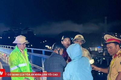 Giữa đêm khuya, CSGT Quảng Ninh kịp cứu người phụ nữ định nhảy cầu Bãi Cháy