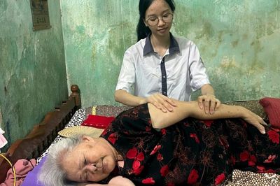 Bà 85 tuổi rơi nước mắt, mong cháu mồ côi cha mẹ không lỡ ước mơ đại học