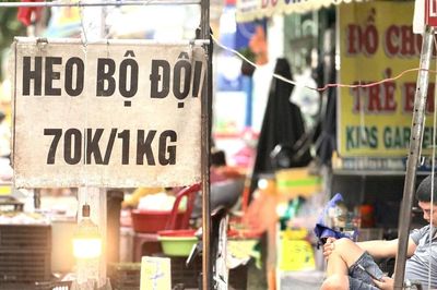 Giá thịt heo giảm, sức mua vẫn ì ạch, tiểu thương ngóng khách