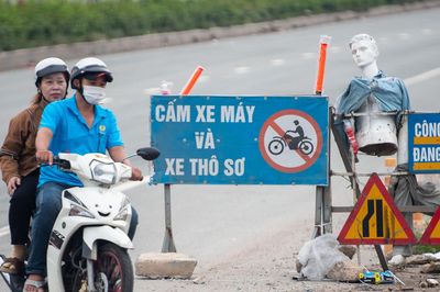 Xe máy phớt lờ biển cấm, chạy chung làn với container ở Vành đai 3