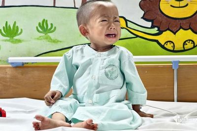 Bé trai dân tộc Xinh Mun cần 20 triệu đồng phẫu thuật cắt lách