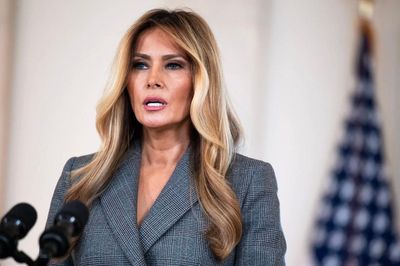 Bà Melania Trump nói đùa về việc 'ở ẩn' hơn một tháng