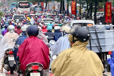 Người Hà Nội đội mưa lớn đến công sở, nhiều tuyến đường ùn tắc