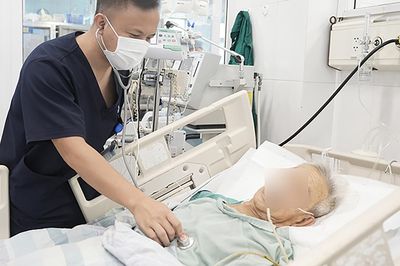 Nuốt tăm tre, người đàn ông nhập viện vì thủng ruột