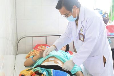 Nhập viện mổ cấp cứu vì trò đùa của đồng nghiệp trong giờ làm