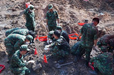 Tìm thấy thêm 24 hài cốt liệt sĩ cùng khăn, chai dầu gió ở công viên Lê Thị Riêng