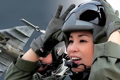Hoàng hậu Thái Lan tham gia khóa huấn luyện lái tiêm kích Gripen
