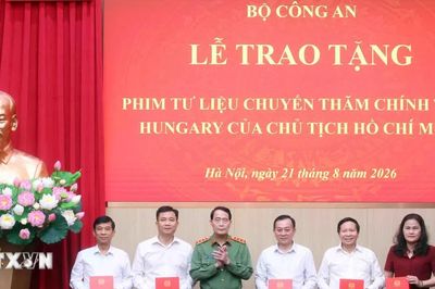 Bộ Công an trao tặng phim tư liệu quý về Chủ tịch Hồ Chí Minh