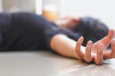Người phụ nữ 22 tuổi tử vong sau 5 ngày đau họng, bác sĩ cảnh báo 'chớ dại' tự làm điều này