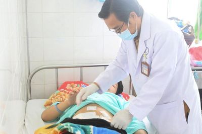 Thiếu niên 15 tuổi nhập viện sau trò đùa tại nhà xưởng