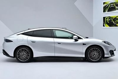 Xe điện dài hơn 5 mét, công suất 666 mã lực, giá gần 900 triệu đồng