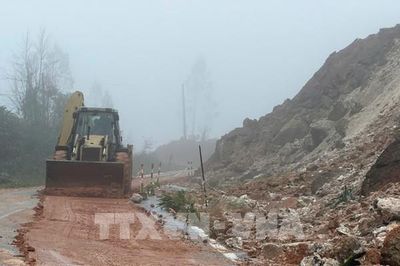Thông xe đường tránh đèo Văn Rơi, tiếp tục xử lý các điểm sạt lở mới