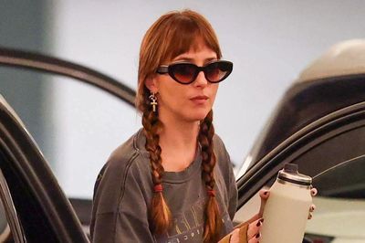 Dakota Johnson chia tay bạn trai kém 7 tuổi sau gần một năm hẹn hò