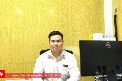 Nam Thư ký tận tâm với công việc