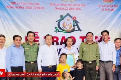 Công an Vĩnh Long trao nhà cho 2 gia đình khó khăn