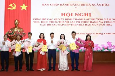 Xã Xuân Hòa công bố các quyết định sắp xếp trường học và công tác cán bộ