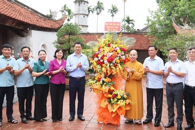 Phó Bí thư Tỉnh ủy Trần Huy Phương thăm, tặng quà nhân lễ Vu Lan tại chùa Bút Tháp