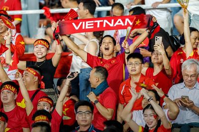 Cổ động viên Việt Nam 'đổ bộ' sân Rajamangala, mua hết vé khu vực đội khách