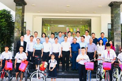Tiếp sức học sinh khó khăn đến trường