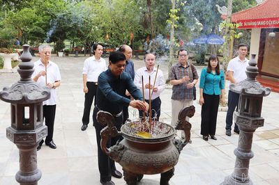 Đoàn công tác nguyên lãnh đạo UBKT Trung ương tham quan di tích tại Điện Biên