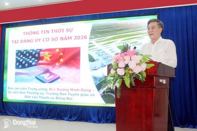 Trưởng ban Tuyên giáo và Dân vận Thành ủy Dương Minh Dũng thông tin thời sự tại xã Bù Đăng